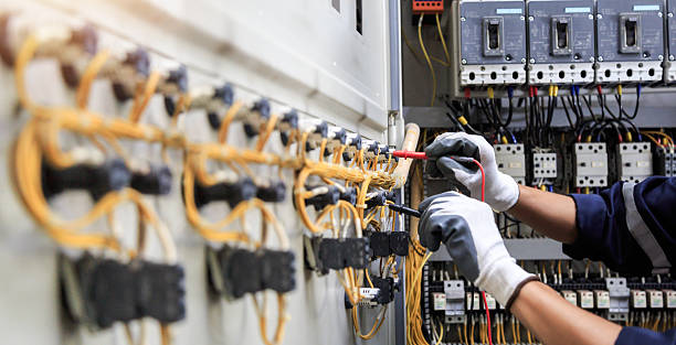 Professional Electrician technician working in Pasadena Hills, FL